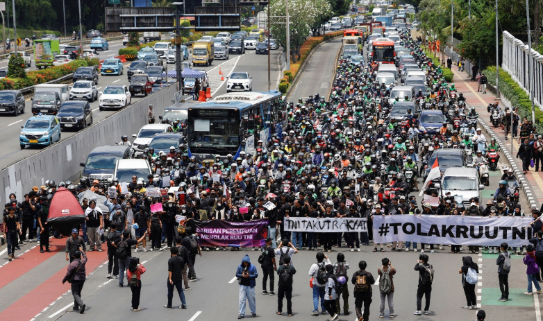 Aksi Protes Warnai Pengesahan RUU TNI Jadi UU, Tolak Perluas Peran Militer